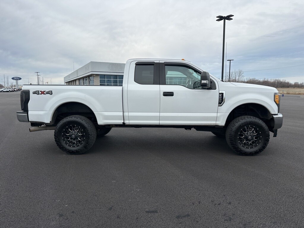 2017 Ford F-250 XLT photo 4