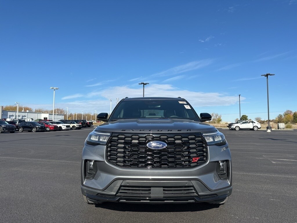 2025 Ford Explorer ST photo 2
