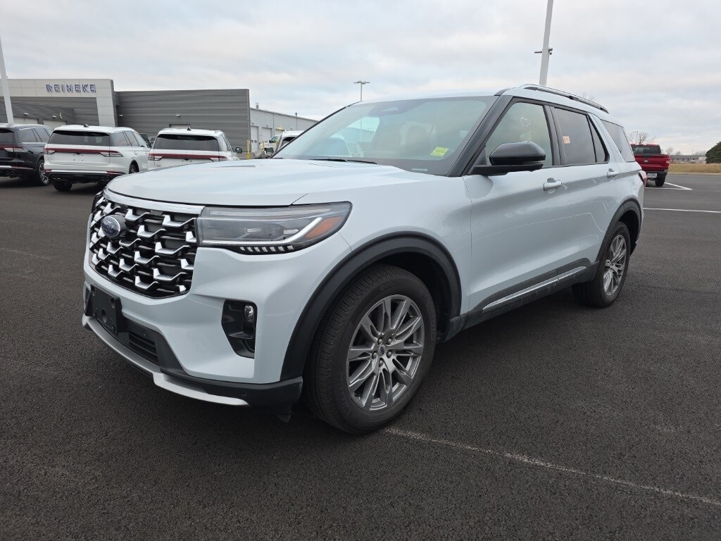 2025 Ford Explorer Platinum's photo