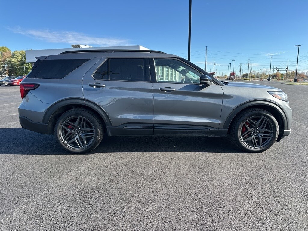 2025 Ford Explorer ST photo 4