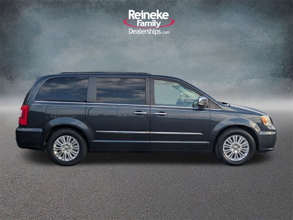 2013 Chrysler Town & Country photo 4