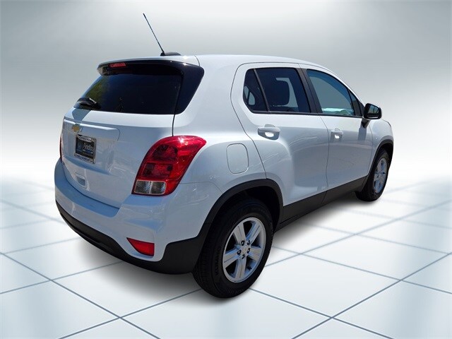 2022 Chevrolet Trax LS photo 3