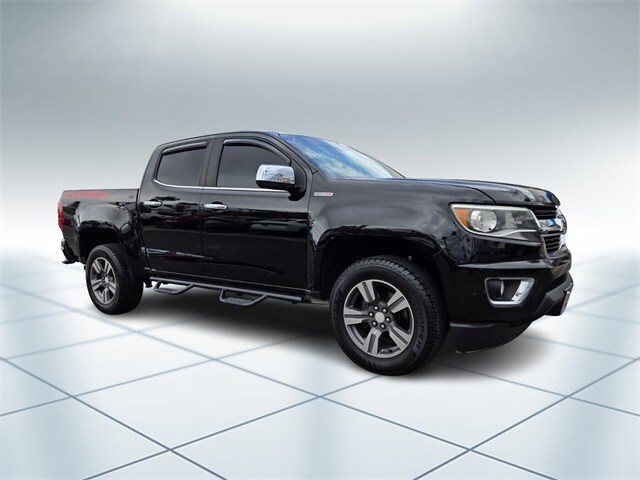 2017 Chevrolet Colorado LT photo 2