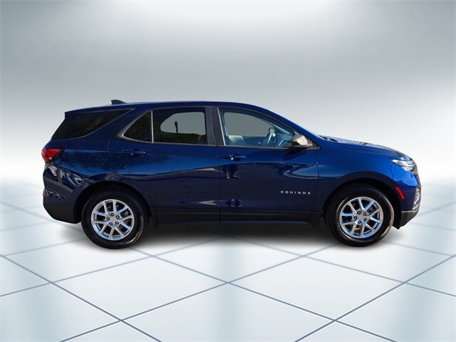 2022 Chevrolet Equinox LS photo 3