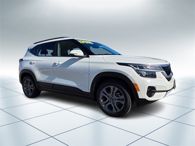 2022 Kia Seltos S photo 2