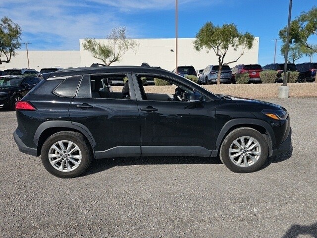 2022 Toyota Corolla Cross LE photo 2