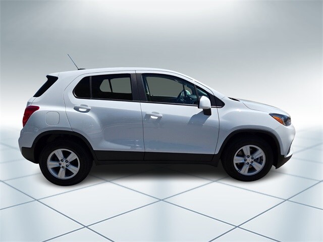 2022 Chevrolet Trax LS photo 2