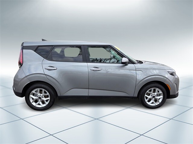 2024 Kia Soul LX photo 2