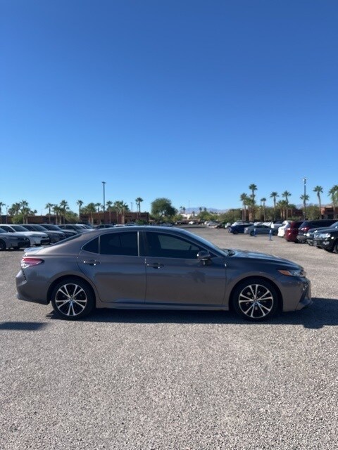 2018 Toyota Camry SE XLE photo 4