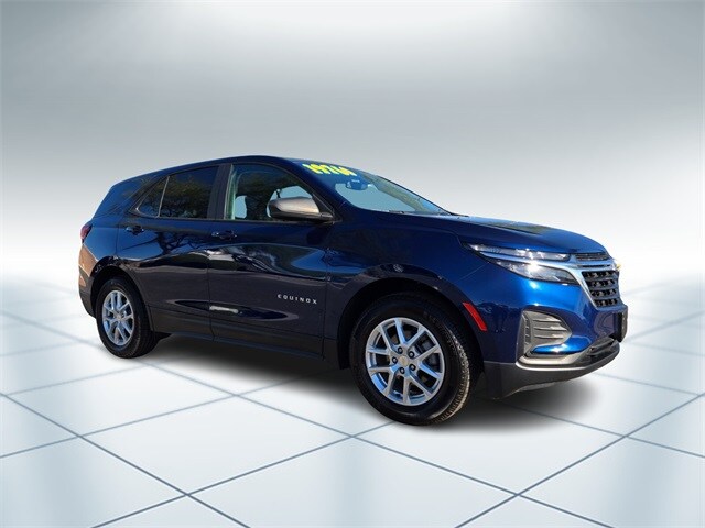 2022 Chevrolet Equinox LS photo 2