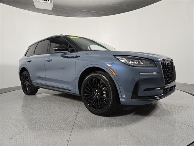 2023 Lincoln Corsair Standard photo 2