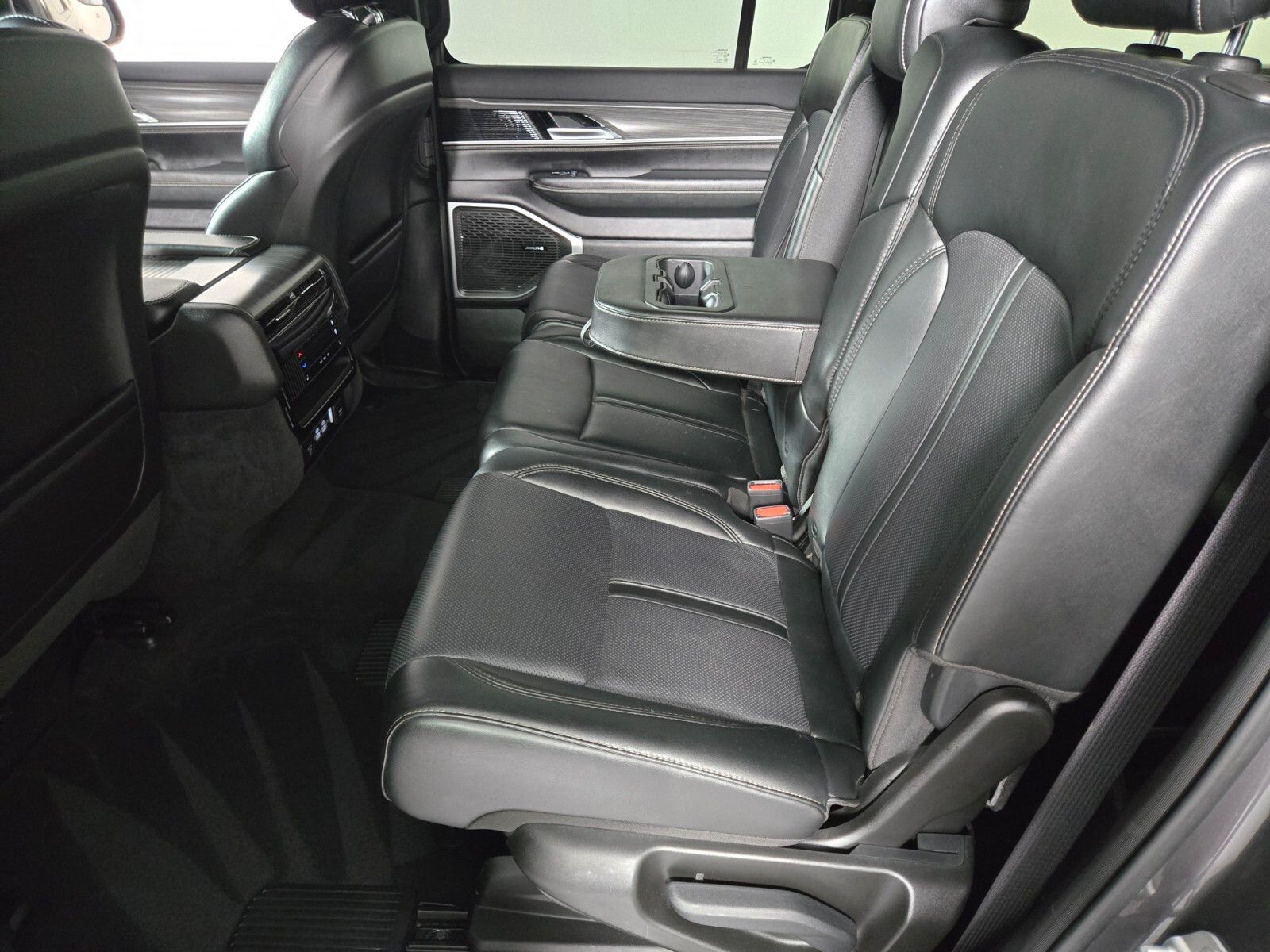 2024 Jeep Wagoneer L Series III - Photo 11