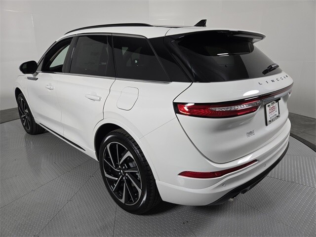 2025 Lincoln Corsair Grand Touring photo 3