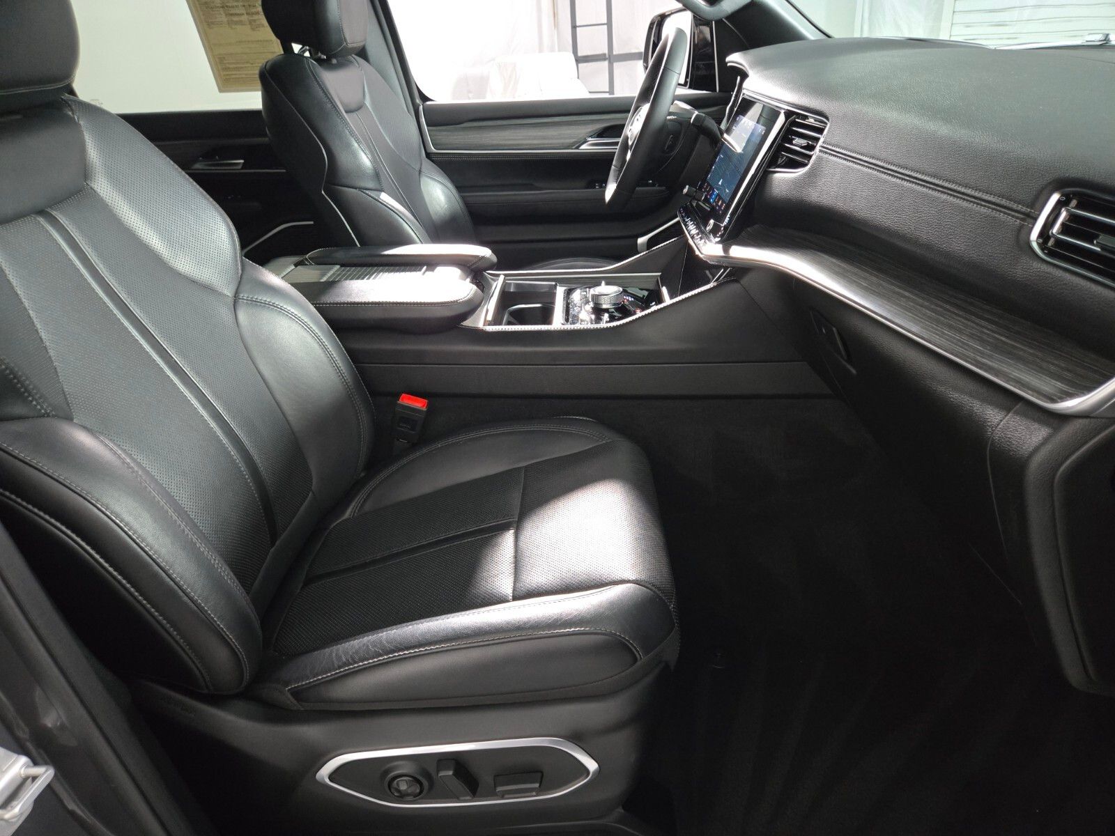 2024 Jeep Wagoneer L Series III - Photo 19
