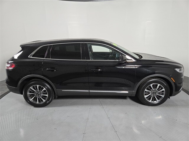 2021 Lincoln Nautilus Standard photo 2