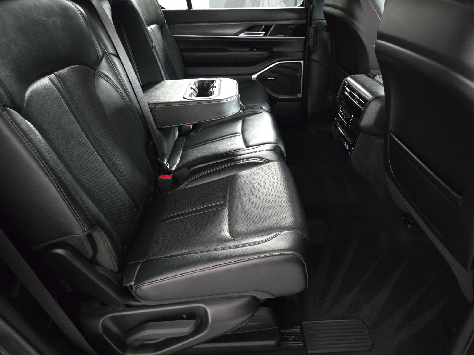 2024 Jeep Wagoneer L Series III - Photo 17