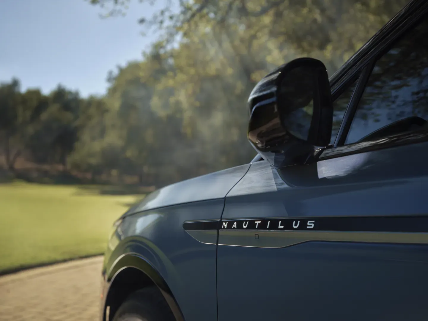 Lincoln Nautilus Hybrid performance and MPG