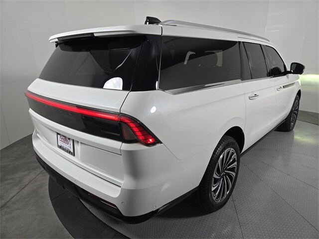 2025 Lincoln Navigator Black Label photo 2