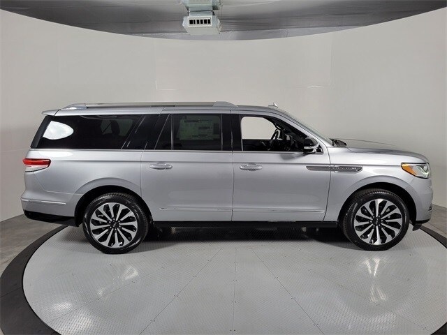 2023 Lincoln Navigator L Reserve photo 2
