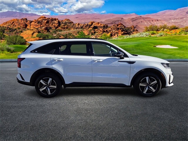 2022 Kia Sorento S photo 3