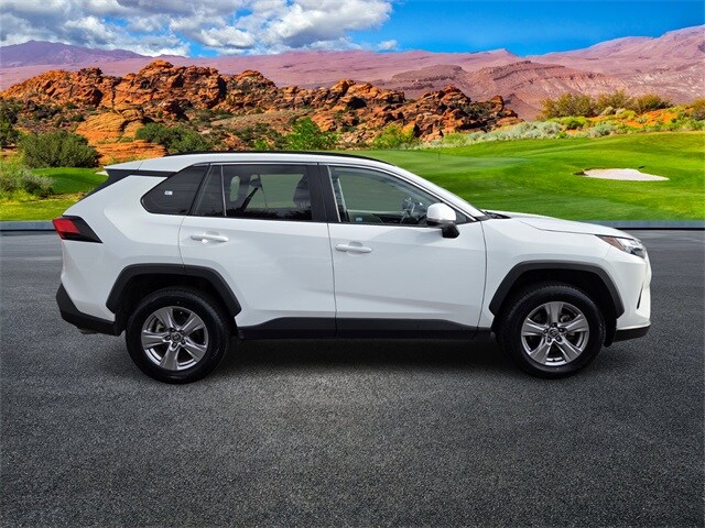 2022 Toyota RAV4 XLE photo 3