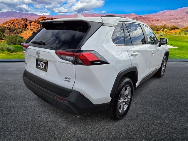 2022 Toyota RAV4 XLE photo 4