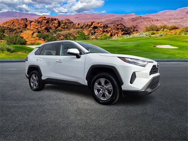 2022 Toyota RAV4 XLE photo 2