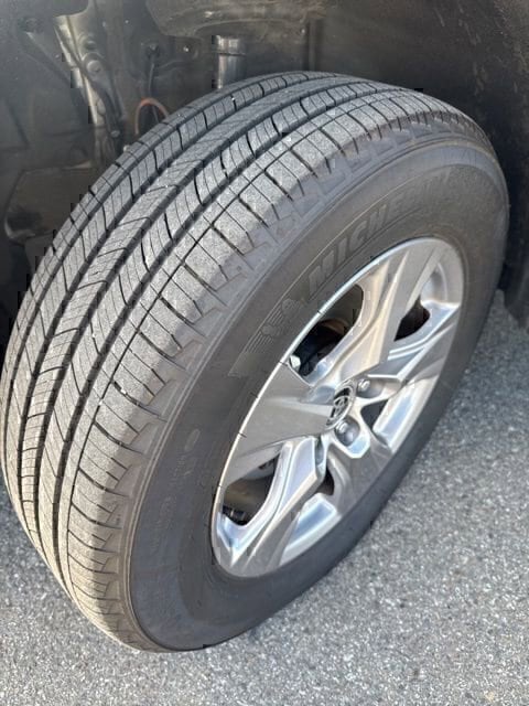 2025 Toyota RAV4 XLE - Photo 8