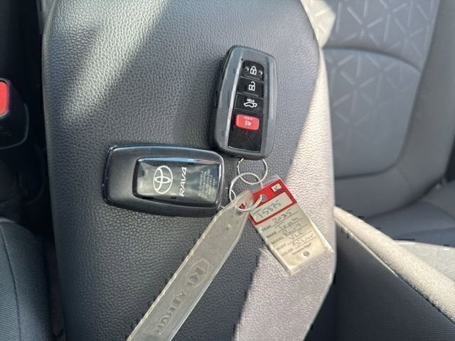 2025 Toyota RAV4 XLE - Photo 31