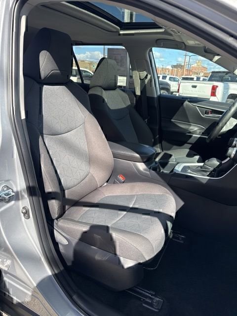 2025 Toyota RAV4 XLE - Photo 12