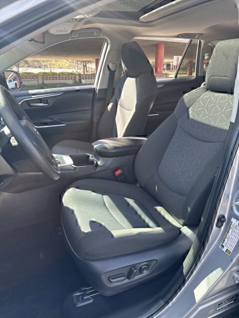 2025 Toyota RAV4 XLE - Photo 19