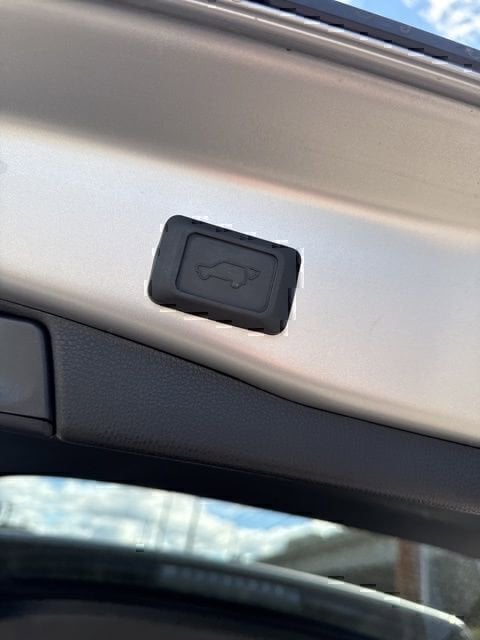 2025 Toyota RAV4 XLE - Photo 14