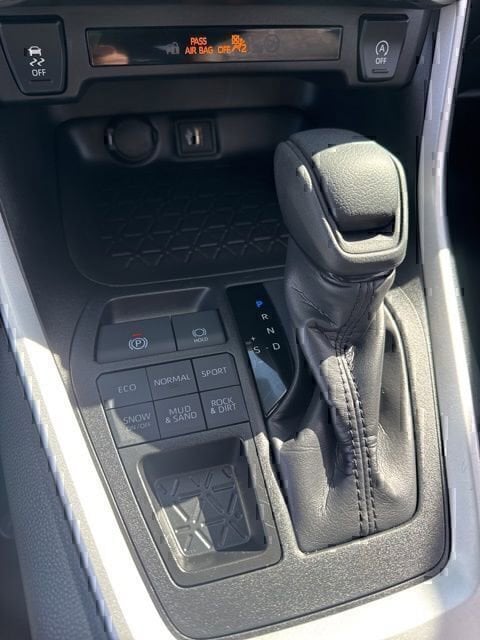 2025 Toyota RAV4 XLE - Photo 28