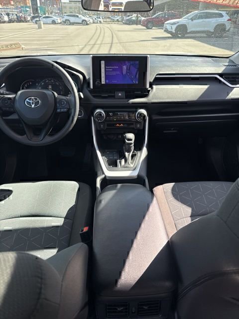 2025 Toyota RAV4 XLE - Photo 18