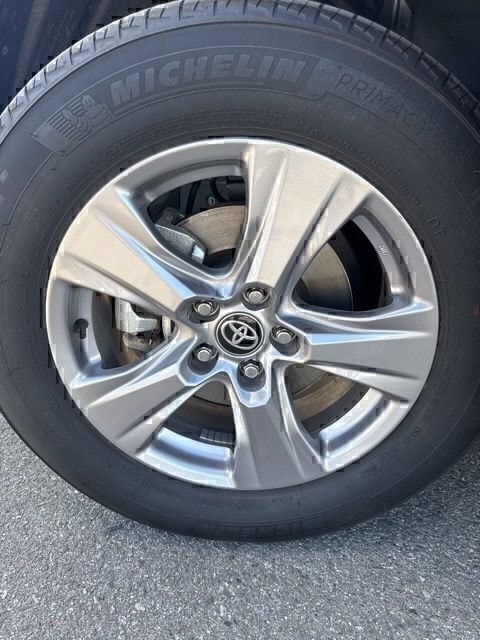 2025 Toyota RAV4 XLE - Photo 9