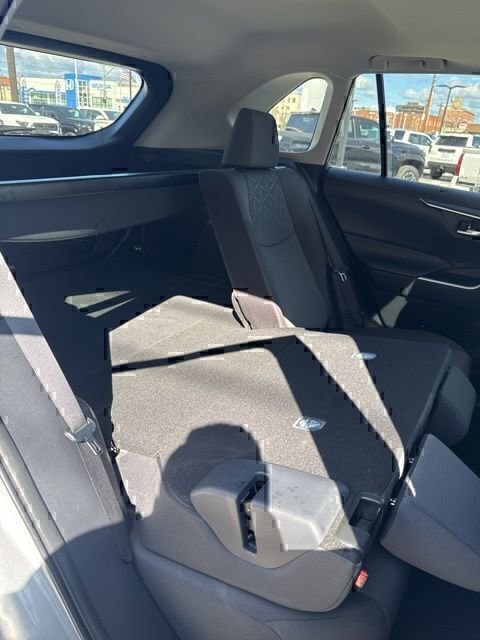 2025 Toyota RAV4 XLE - Photo 11