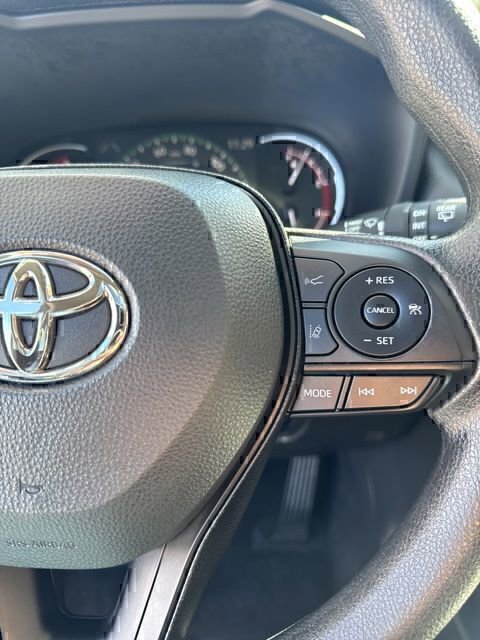 2025 Toyota RAV4 XLE - Photo 25