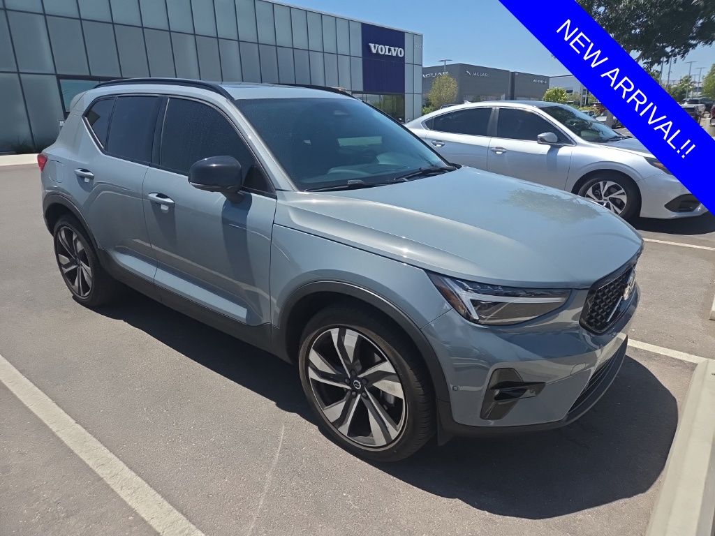 2023 Volvo XC40 B5 Ultimate Dark AWD's photo