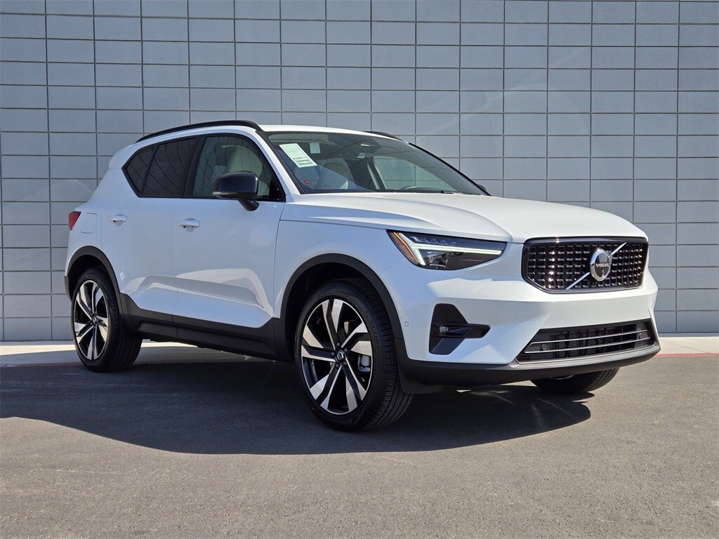 2025 Volvo XC40 photo 3