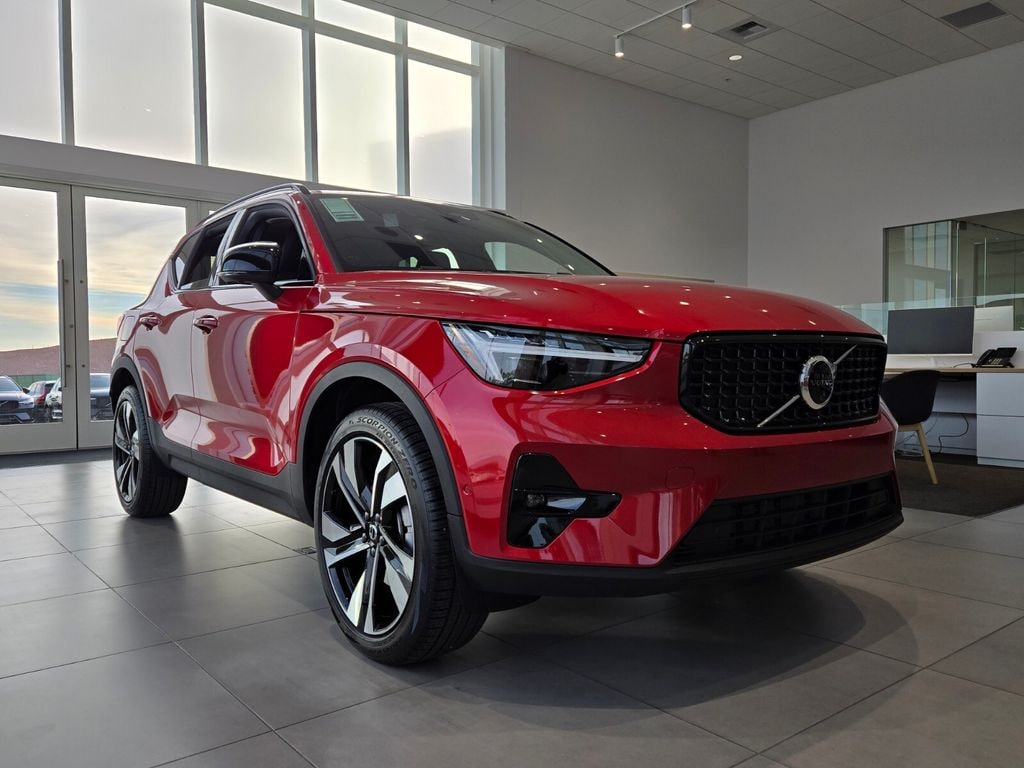 New 2025 Volvo XC40 B5 Ultra Dark Theme SUV