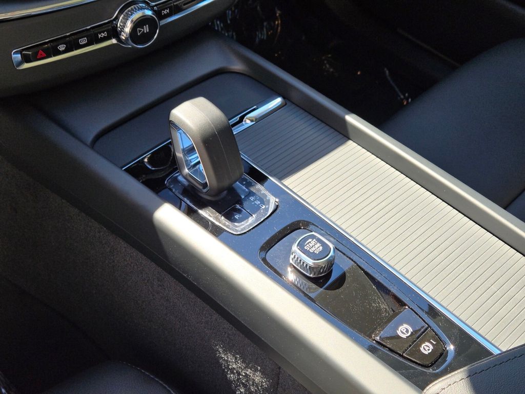 2025 Volvo XC60 Core - Photo 27