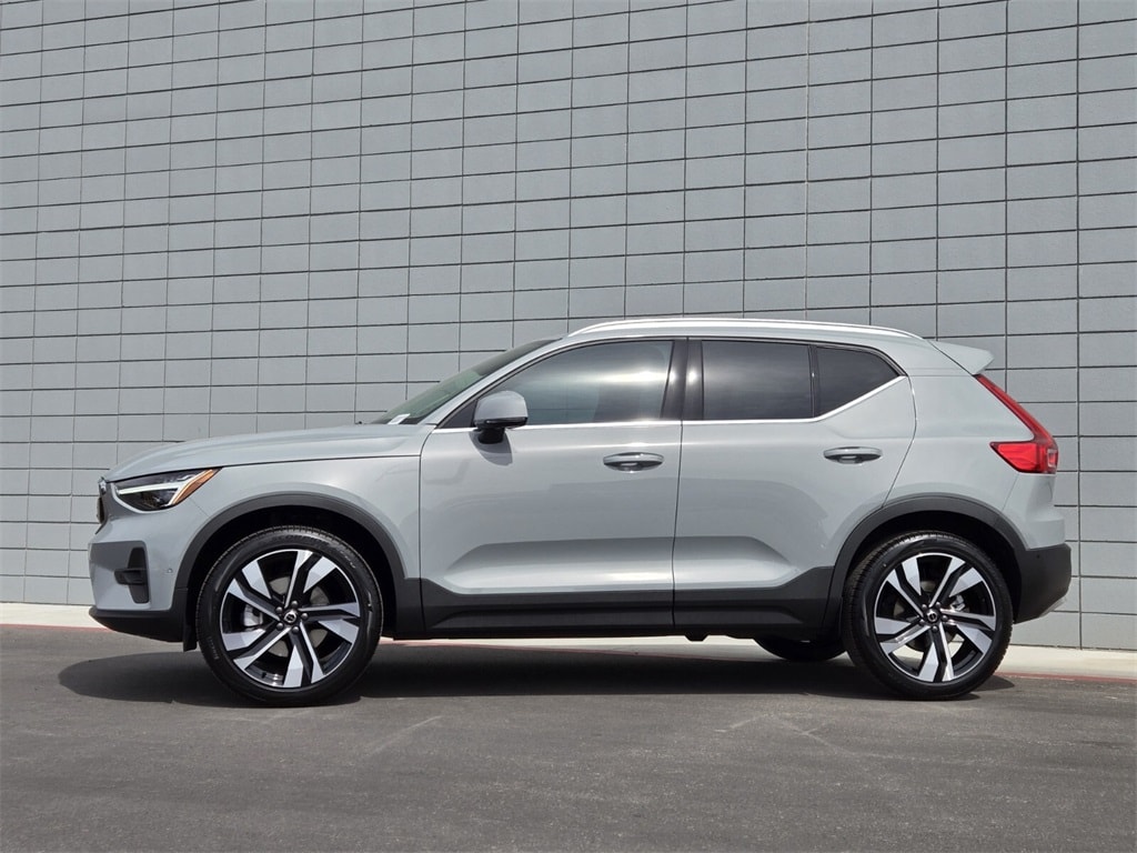 2025 Volvo XC40 photo 2