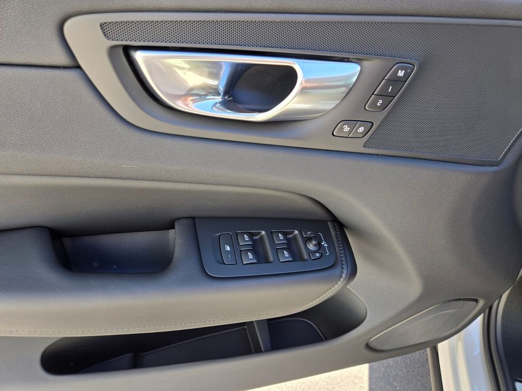 2025 Volvo XC60 Core - Photo 22