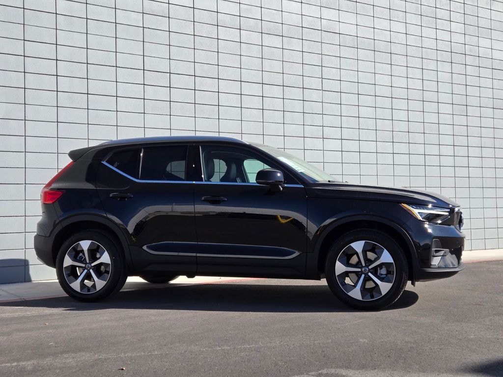 New 2025 Volvo XC40 B5 Plus Bright Theme SUV