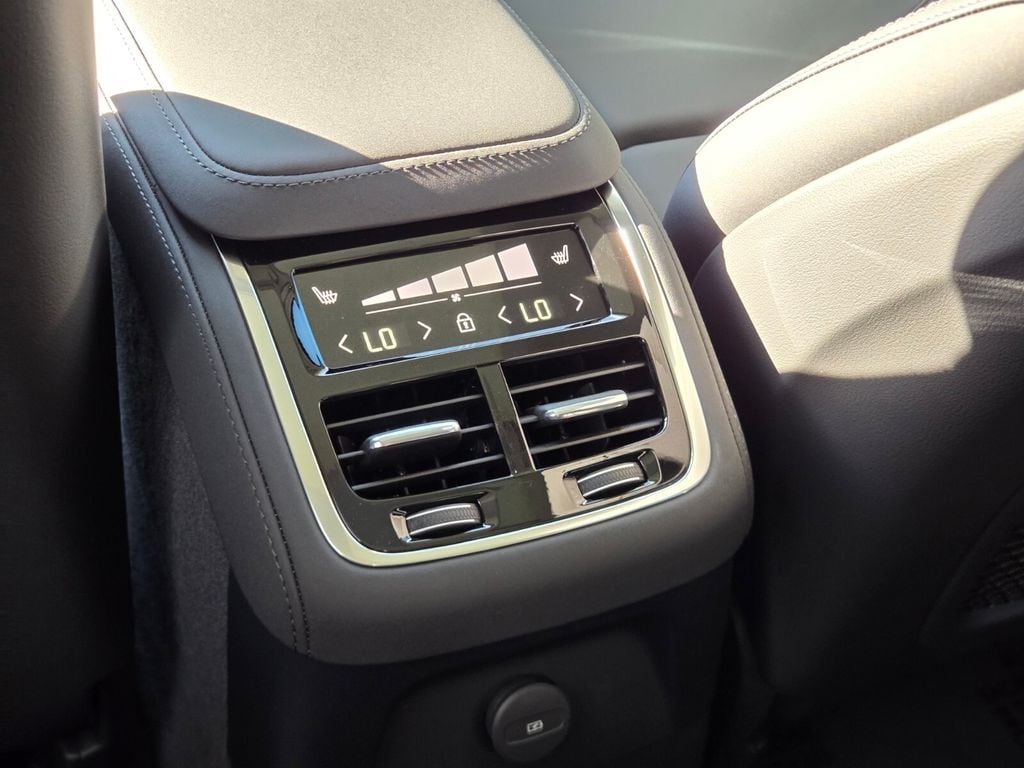 2026 Volvo XC90 Plus - Photo 17