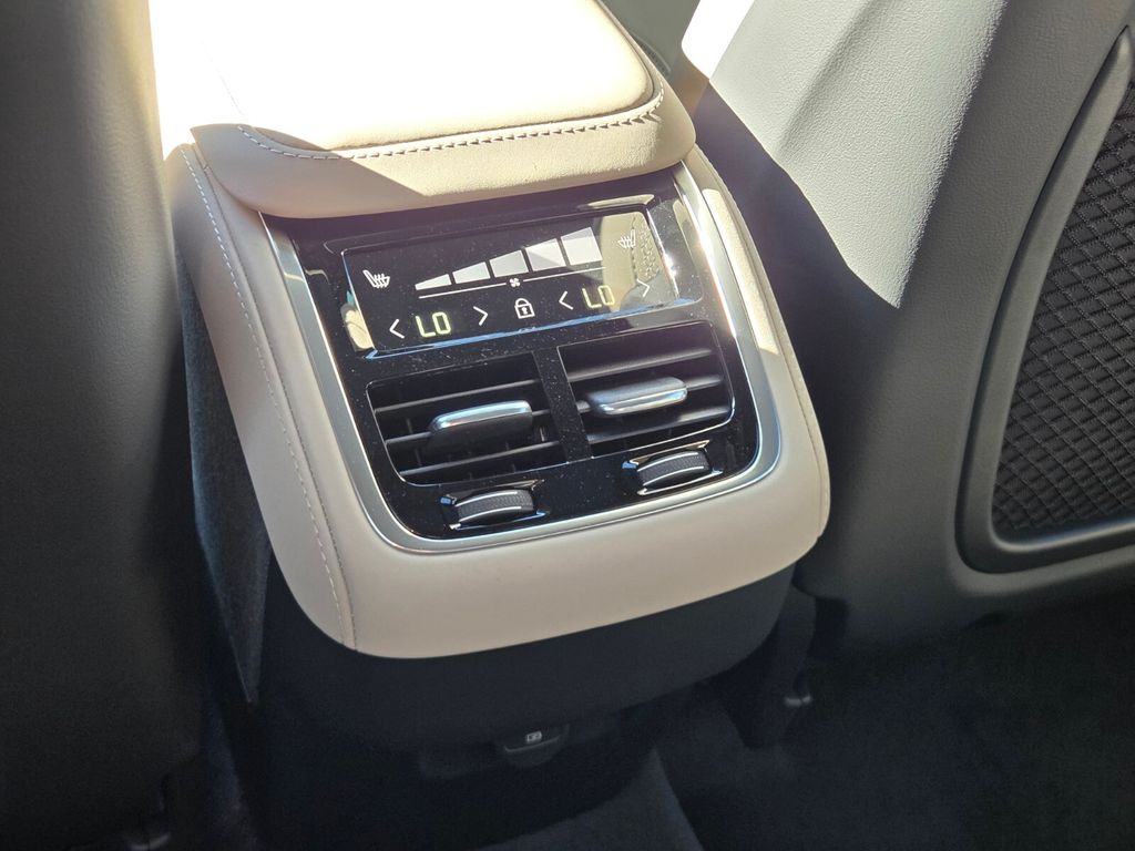 2026 Volvo XC90 Plus - Photo 16
