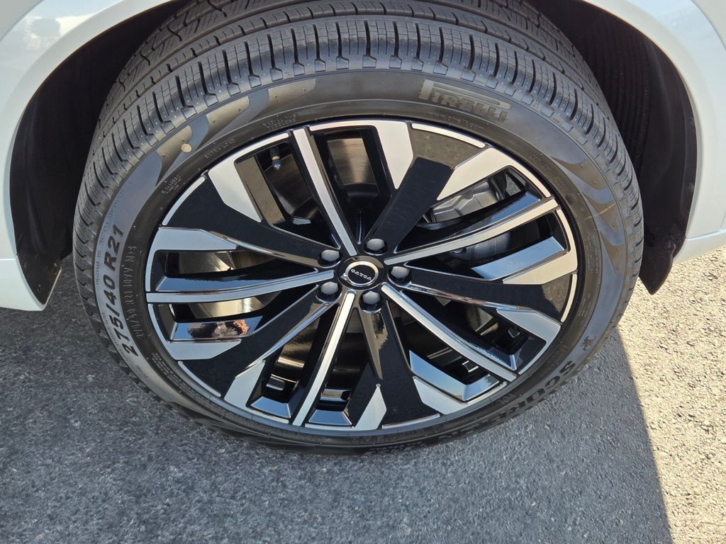 2026 Volvo XC90 Plus - Photo 9