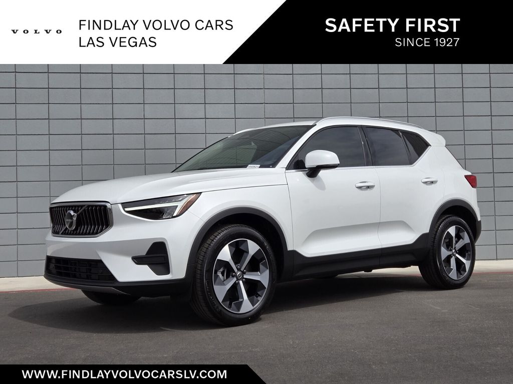 2025 Volvo XC40 Core's photo