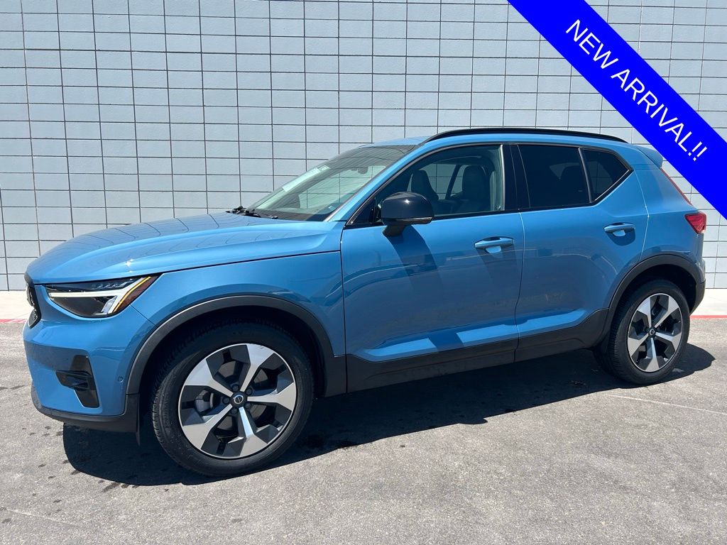2023 Volvo XC40 B4 Ultimate Dark's photo