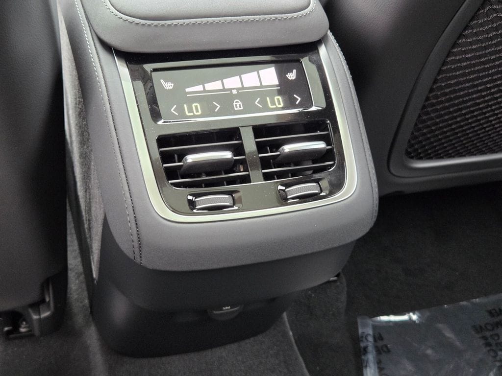 2026 Volvo XC90 Plus - Photo 17